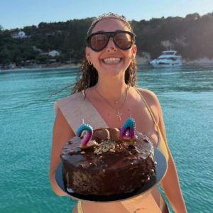 Η Κλαυδία έγινε 24 και γιόρτασε τα γενέθλιά της πάνω σε σκάφος με την παρέα της