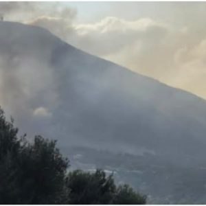 Φωτιά στον Κουβαρά Αττικής: Εκκενώθηκε ο Άγιος Στυλιανός - Στις φλόγες δύο επιχειρήσεις
