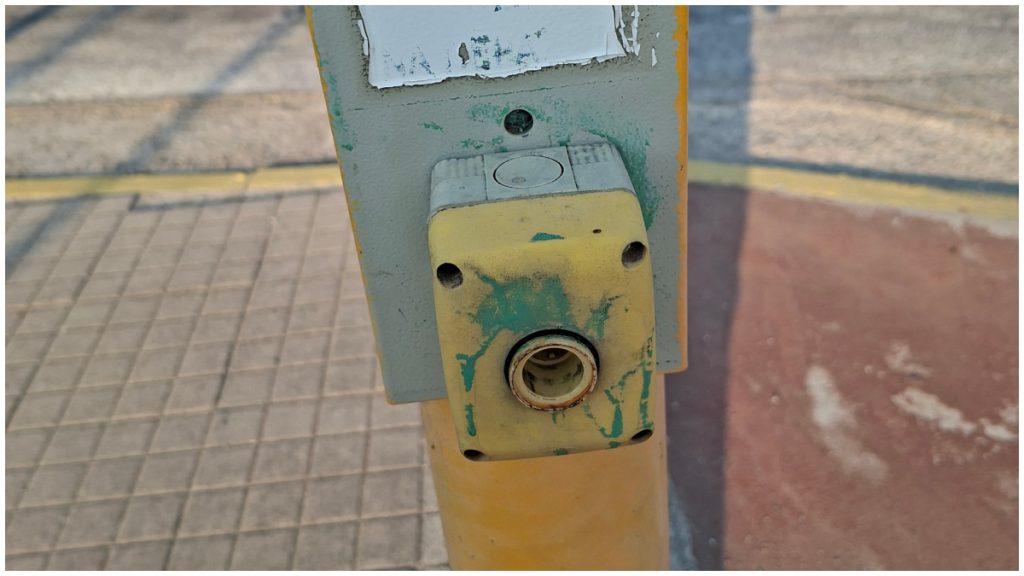 Λαμία: Χαλασμένα τα κουμπιά για πεζούς στα φανάρια της οδού Αθηνών