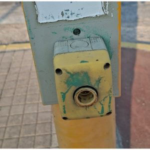 Λαμία: Χαλασμένα τα κουμπιά για πεζούς στα φανάρια της οδού Αθηνών