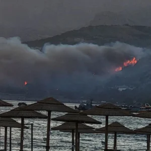 Φωτιά στον Φοίνικα Ρεθύμνου: Ενισχύονται οι δυνάμεις, μήνυμα του 112 για εκκένωση σε Φωτεινάρι και Σούδα