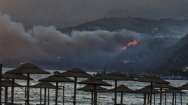 Φωτιά στον Φοίνικα Ρεθύμνου: Ενισχύονται οι δυνάμεις, μήνυμα του 112 για εκκένωση σε Φωτεινάρι και Σούδα