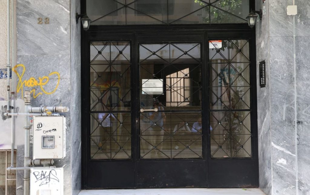 Θρίλερ στην Κυψέλη: Ζητούν εξέταση DNA για να ξεκαθαρίσουν τις σχέσεις ενηλίκων και ανηλίκων στο διαμέρισμα