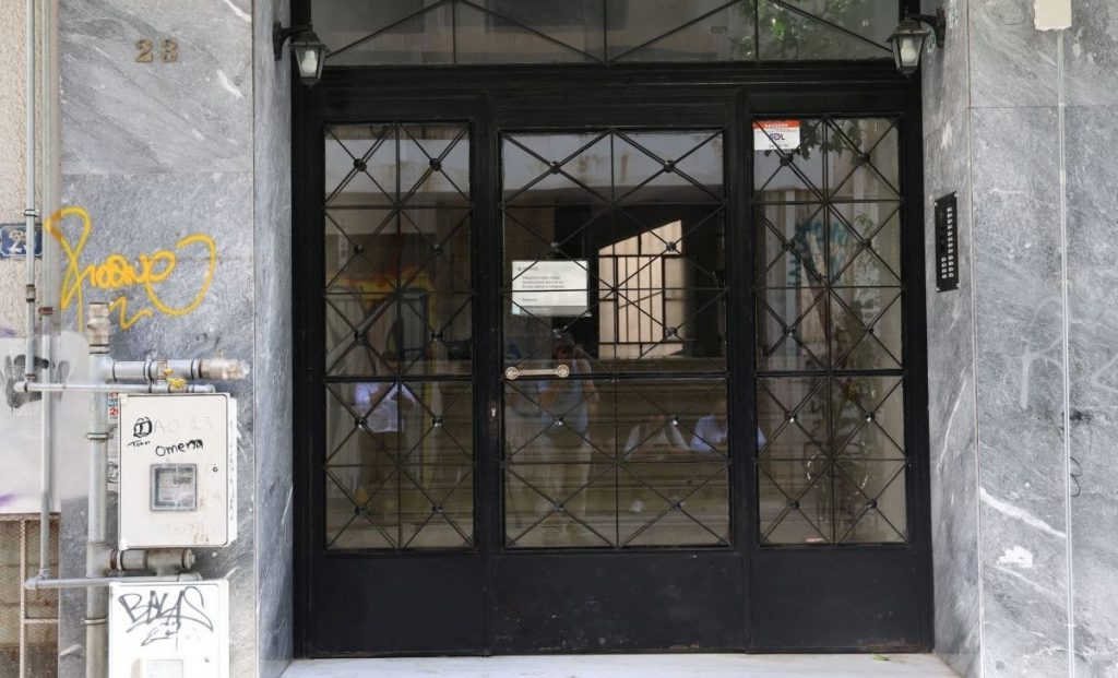 Θρίλερ στην Κυψέλη: Ζητούν εξέταση DNA για να ξεκαθαρίσουν τις σχέσεις ενηλίκων και ανηλίκων στο διαμέρισμα