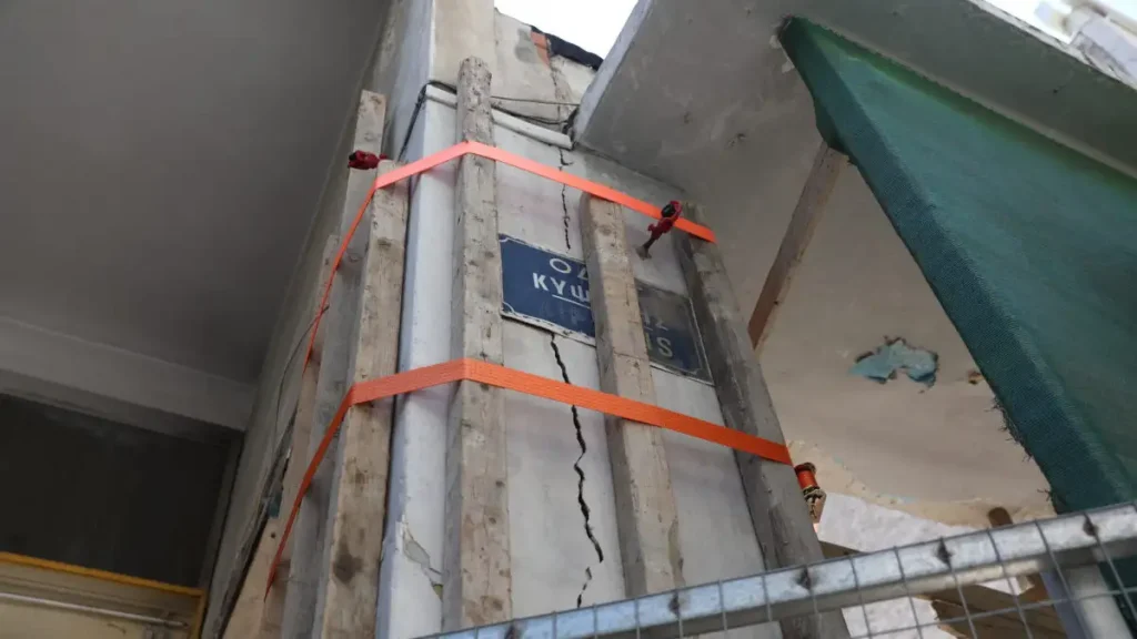 Κυψέλη: Σε εξέλιξη το φαινόμενο με τις ρωγμές στα σπίτια – Μετακίνηση κτιρίων δείχνει πόρισμα πολιτικού μηχανικού