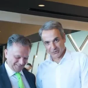 Το βίντεο Μητσοτάκη από την περιοδεία του στη Δυτική Μακεδονία και η ατάκα με τη γραβάτα: «Πώς το πράσινο γίνεται μπλε»