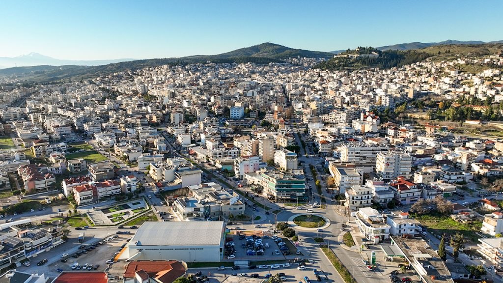 Νέες αποκαλύψεις για τον 66χρονο «φαντομά» που είχε καταδικαστεί σε 120 χρόνια φυλακή - Το διαμέρισμα στη Λαμία όπου έμενε με την 27χρονη σύζυγό του