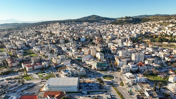 Νέες αποκαλύψεις για τον 66χρονο «φαντομά» που είχε καταδικαστεί σε 120 χρόνια φυλακή - Το διαμέρισμα στη Λαμία όπου έμενε με την 27χρονη σύζυγό του