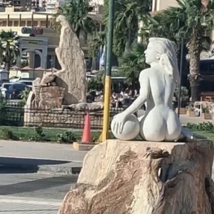 Αντιδράσεις προκαλεί η πρόσφατη τοποθέτηση γλυπτού στην προβλήτα του Λαυρίου: «Άστοχη κίνηση»