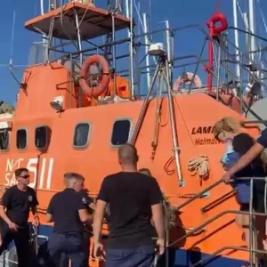 Φωτιά στη Λήμνο: Η στιγμή της απομάκρυνσης 59 ανθρώπων από την παραλία «Θάνος» μέσω θαλάσσης