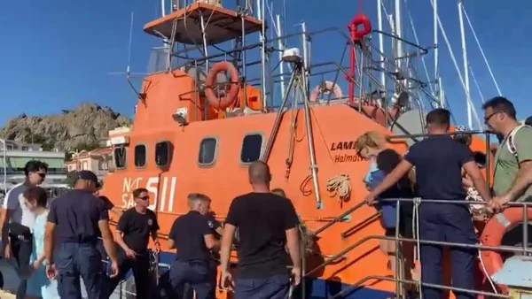 Φωτιά στη Λήμνο: Η στιγμή της απομάκρυνσης 59 ανθρώπων από την παραλία «Θάνος» μέσω θαλάσσης