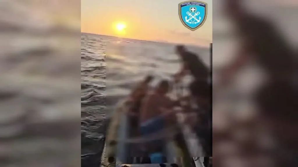 Ρουμάνοι σε λέμβο παρασύρθηκαν από τα κύματα στον Σαρωνικό – Βίντεο από τη διάσωσή τους από το Λιμενικό