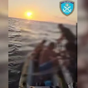 Ρουμάνοι σε λέμβο παρασύρθηκαν από τα κύματα στον Σαρωνικό – Βίντεο από τη διάσωσή τους από το Λιμενικό