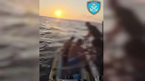 Ρουμάνοι σε λέμβο παρασύρθηκαν από τα κύματα στον Σαρωνικό – Βίντεο από τη διάσωσή τους από το Λιμενικό