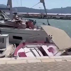 Λευκάδα: Ιστιοφόρο «καρφώθηκε» σε ελλιμενισμένα σκάφη στο λιμάνι του Καλάμου – Δείτε βίντεο