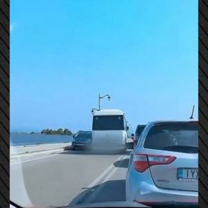 Ασυνείδητος οδηγός λεωφορείου κάνει επικίνδυνη και παράνομη προσπέραση πάνω στη γέφυρα της Λευκάδας - Δείτε βίντεο