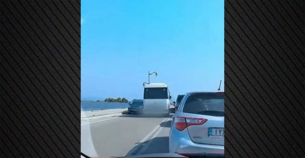 Ασυνείδητος οδηγός λεωφορείου κάνει επικίνδυνη και παράνομη προσπέραση πάνω στη γέφυρα της Λευκάδας - Δείτε βίντεο