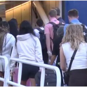 Το αδιαχώρητο στο λιμάνι του Πειραιά από τους ταξιδιώτες – Γεμάτα αναχωρούν τα πλοία