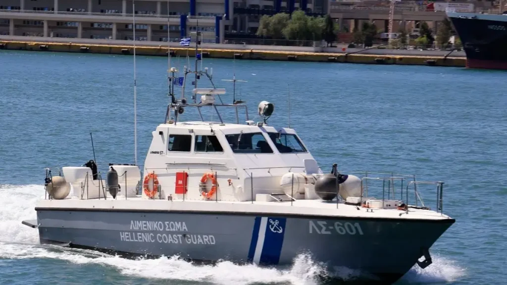 Πρόσκρουση του πλοίου «Αίγινα» στο λιμάνι του Μαντουδίου – Απαγορεύτηκε ο απόπλους