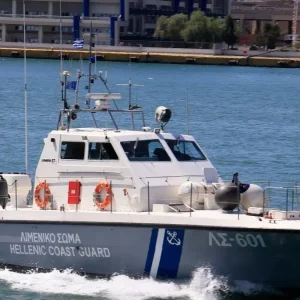Πρόσκρουση του πλοίου «Αίγινα» στο λιμάνι του Μαντουδίου – Απαγορεύτηκε ο απόπλους