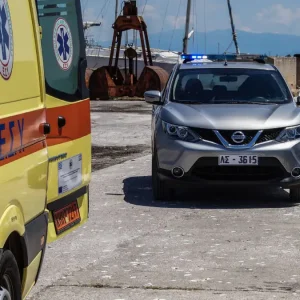 Μήλος: Επιχείρηση απεγκλωβισμού 33χρονου, ανέβηκε σε βράχο 20 μέτρων μέσα στη θάλασσα και δεν μπορούσε να κατέβει