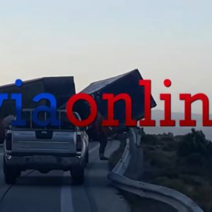 Συγκλονιστικό βίντεο με φορτίο νταλίκας να τουμπάρει από τον αέρα