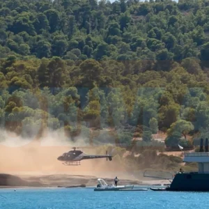 Ελικόπτερο προσγειώθηκε σε παραλία με λουόμενους στις Σπέτσες, παρέμβαση εισαγγελέα - Δείτε βίντεο και φωτογραφίες