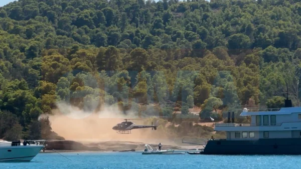 Ελικόπτερο προσγειώθηκε σε παραλία με λουόμενους στις Σπέτσες, παρέμβαση εισαγγελέα - Δείτε βίντεο και φωτογραφίες