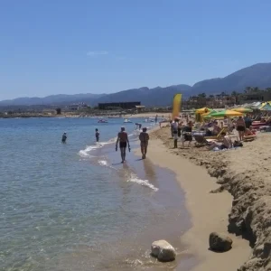 Πώς έγινε η τραγωδία με την νεκρή μητέρα στα Μάλια: Βούτηξε για να βοηθήσει τη φίλη της και πνίγηκε, τα παιδιά φώναζαν για βοήθεια