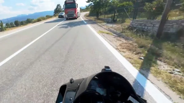 «Αν είχα αυτοκίνητο δεν θα μπορούσα να το αποφύγω» λέει ο οδηγός της μηχανής που είδε το βυτιοφόρο να έρχεται κατά πάνω του