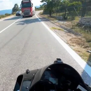 Αδιανόητο βίντεο: Οδηγός βυτιοφόρου προσπερνάει πάνω σε στροφή, παρά λίγο γλίτωσε τη μετωπική μοτοσικλετιστής