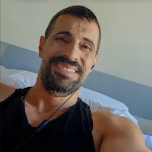 Γιώργος Παράσχος: Χαμογελαστός, δίνει τη μάχη του με τον καρκίνο, μπήκε στο νοσοκομείο για νέα θεραπεία
