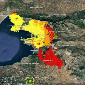 «Mega fire» η πυρκαγιά της Αττικοβοιωτίας: Δείτε χάρτη από δορυφόρο με τα ενεργά μέτωπα