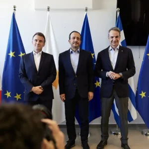 Ηλεκτρική διασύνδεση Ελλάδας – Κύπρου: Επαφές Μητσοτάκη, Μακρόν και Χριστοδουλίδη για επανεκκίνηση του GSI
