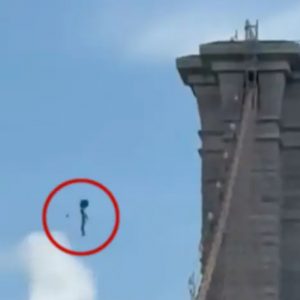 Άνδρας βούτηξε γυμνός από ύψος 85 μέτρων στη γέφυρα του Μπρούκλιν, δείτε βίντεο