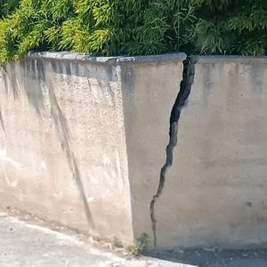 Προσοχή για επικίνδυνη μάντρα στην οδό Ταϋγέτου