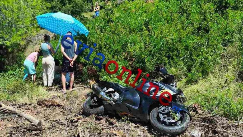 Εύβοια: Μηχανή έπεσε σε χαράδρα 20 μέτρων - Αυτοκίνητο έπεσε πάνω στα οχήματα που σταμάτησαν να βοηθήσουν