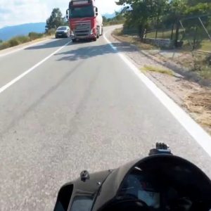 «Κρίμα να πεθάνω στα 25, μηχανικά απέφυγα το βυτιοφόρο», λέει ο οδηγός της μηχανής που γλίτωσε από την επικίνδυνη προσπέραση