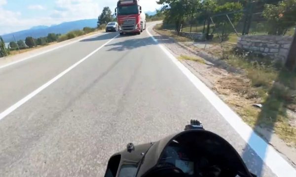 «Κρίμα να πεθάνω στα 25, μηχανικά απέφυγα το βυτιοφόρο», λέει ο οδηγός της μηχανής που γλίτωσε από την επικίνδυνη προσπέραση