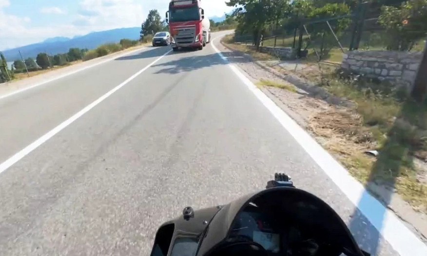 «Κρίμα να πεθάνω στα 25, μηχανικά απέφυγα το βυτιοφόρο», λέει ο οδηγός της μηχανής που γλίτωσε από την επικίνδυνη προσπέραση