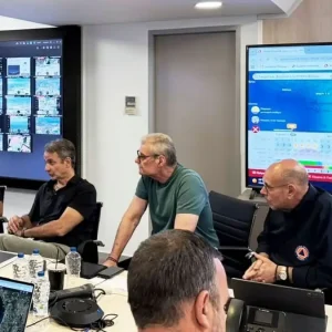 Ο Κυριάκος Μητσοτάκης στο Συντονιστικό της Πολιτικής Προστασίας για τις φωτιές – Ενημερώθηκε για όλα τα πύρινα μέτωπα
