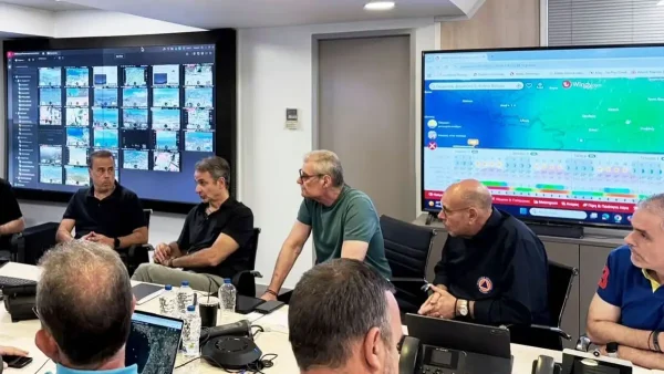 Ο Κυριάκος Μητσοτάκης στο Συντονιστικό της Πολιτικής Προστασίας για τις φωτιές – Ενημερώθηκε για όλα τα πύρινα μέτωπα