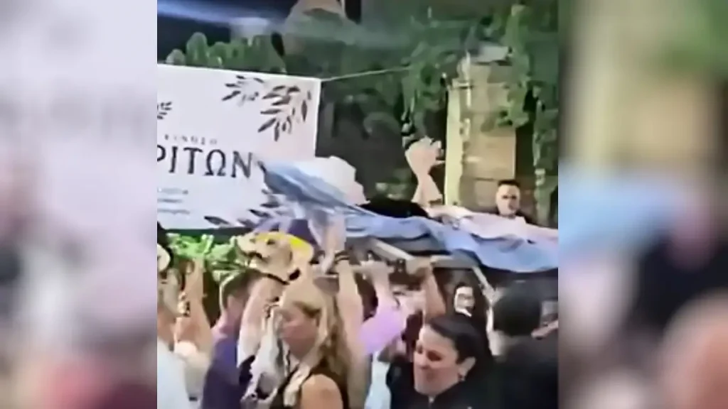 Αδιανόητο σκηνικό σε πανηγύρι στον Μυλοπόταμο: Σήκωσαν στα χέρια γιαγιά σε ξαπλώστρα και τη χόρεψαν