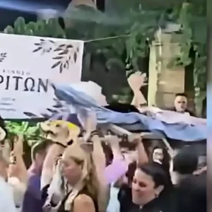 Αδιανόητο σκηνικό σε πανηγύρι στον Μυλοπόταμο: Σήκωσαν στα χέρια γιαγιά σε ξαπλώστρα και τη χόρεψαν