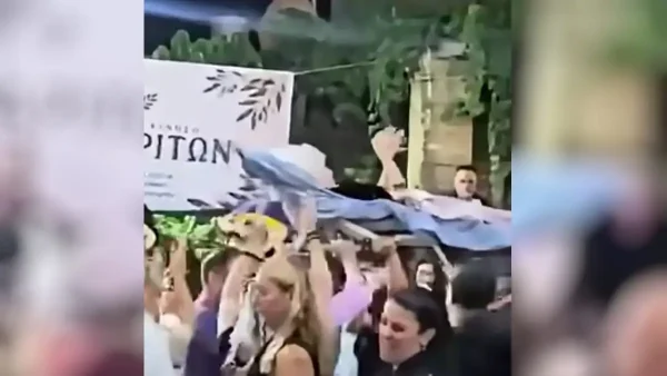 Αδιανόητο σκηνικό σε πανηγύρι στον Μυλοπόταμο: Σήκωσαν στα χέρια γιαγιά σε ξαπλώστρα και τη χόρεψαν