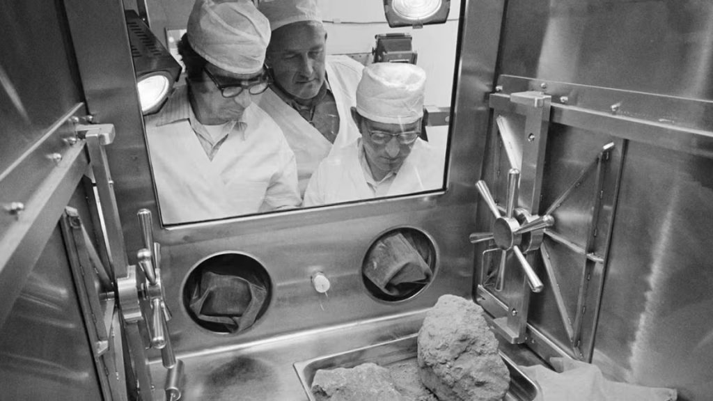 Η απίστευτη ληστεία των 21 εκατ. δολαρίων στη NASA: Έκλεψαν πέτρες από τη Σελήνη και προσπάθησαν να τις πουλήσουν!