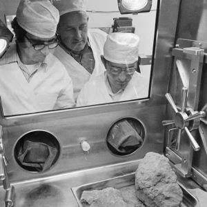 Η απίστευτη ληστεία των 21 εκατ. δολαρίων στη NASA: Έκλεψαν πέτρες από τη Σελήνη και προσπάθησαν να τις πουλήσουν!