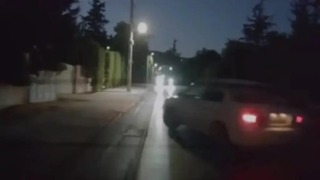 Νέα Ερυθραία: Βίντεο με αυτοκίνητο που μπήκε στο αντίθετο ρεύμα – Οδηγός απέφυγε τη σύγκρουση την τελευταία στιγμή