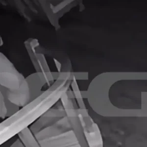 Νέα Πεντέλη: Η στιγμή που διαρρήκτες εισβάλλουν σε σπίτι – 18χρονος κλειδώθηκε σε δωμάτιο για να γλυτώσει