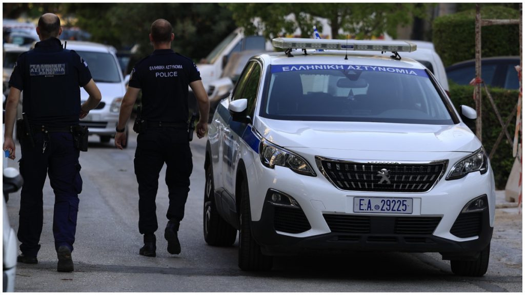 Γυναικοκτονία το έγκλημα στη Νέα Σμύρνη: Καβγάδισαν και ο άνδρας σκότωσε την 45χρονη στην είσοδο της πολυκατοικίας